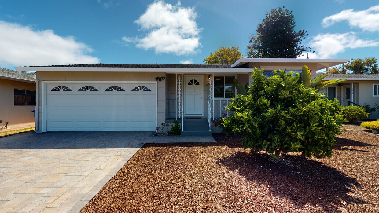 Foto principal - 2073 Trinity St