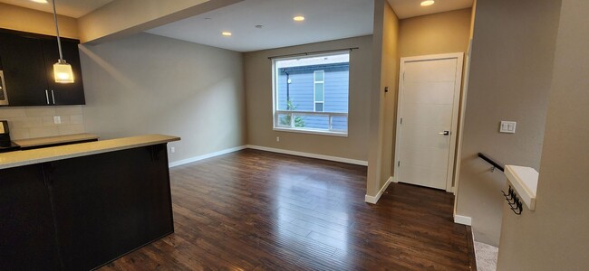 Foto del edificio - Spacious 3 bedroom Home MOVE-IN READY