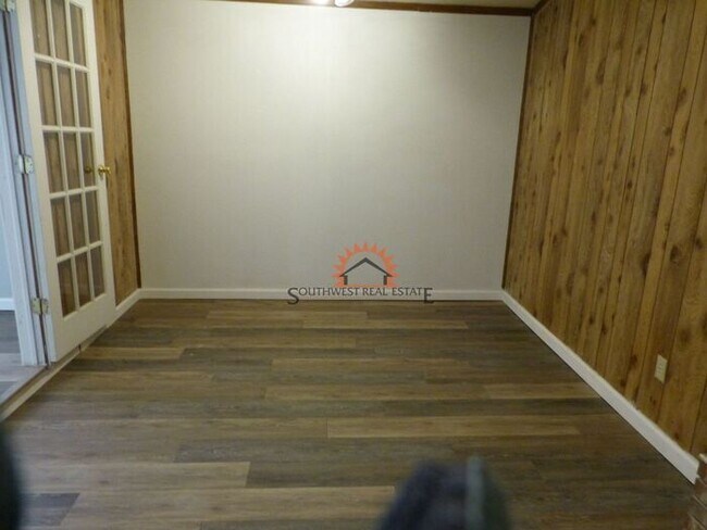 Building Photo - Spacious 3 bedrooms 2 bathrooms home on co...