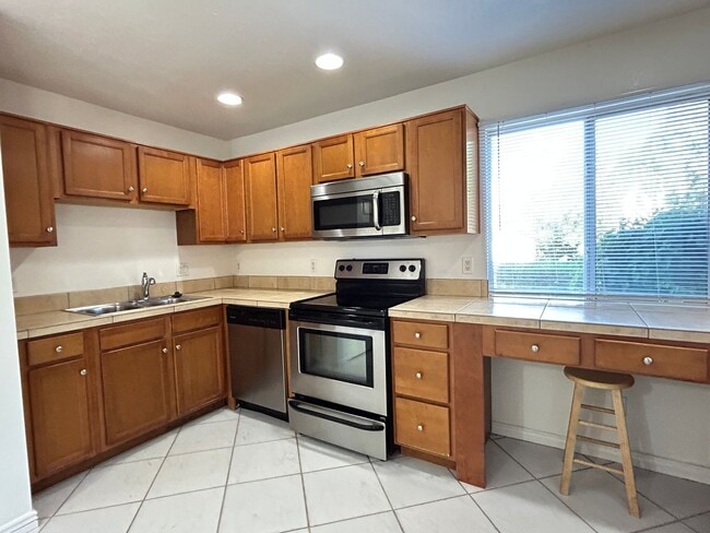 Building Photo - GATED COMMUNITY, 2 BEDROOM 1 BATH