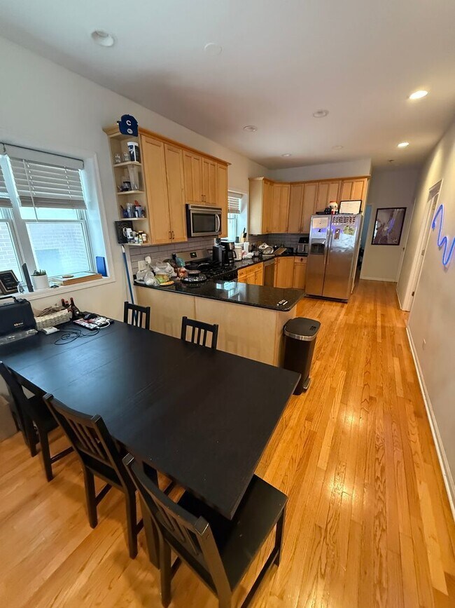 Foto del edificio - 1119 W Addison St