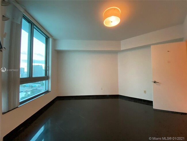 Building Photo - 350 S Miami Ave