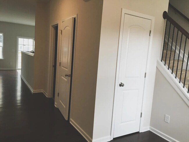 Foto del edificio - Room in Townhome on Simril Ct