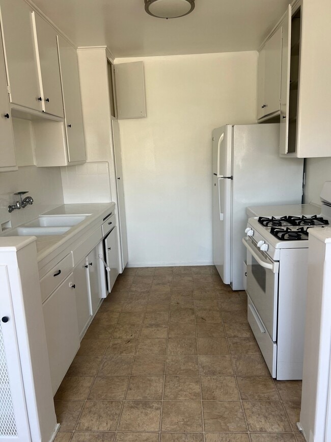 Building Photo - 3426 Mentone Ave