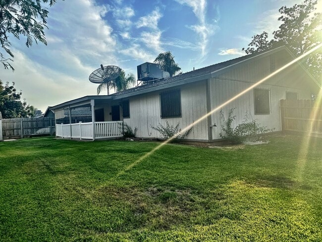 Building Photo - 570 N Lemona St