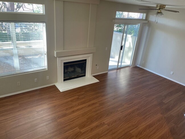 Building Photo - Dual Master Suite Townhome in Rancho Santa...