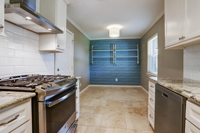 Building Photo - 9522 Emnora Ln