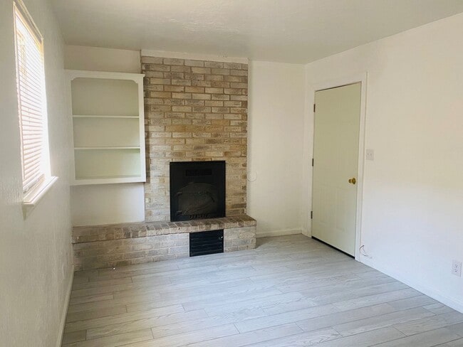 Building Photo - 305 S 5th St