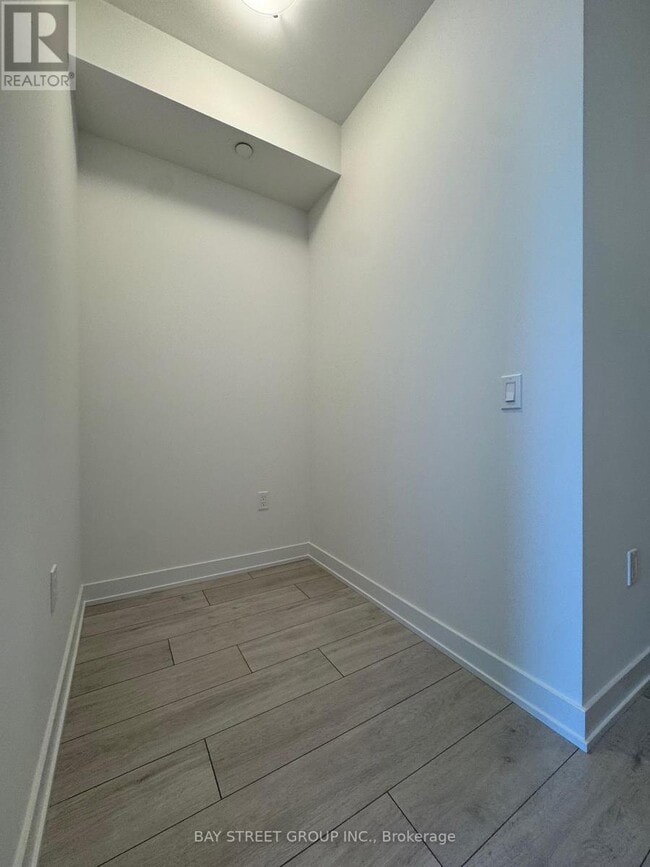 Photo du bâtiment - 5858 Yonge St