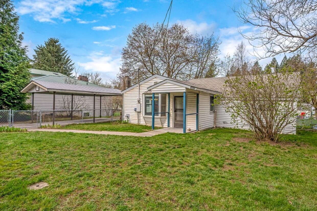 Foto principal - Central CDA rancher 2 bed 1 bath with 2 ca...