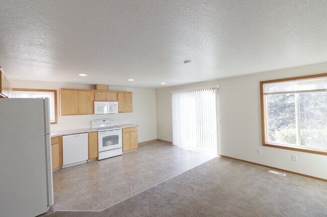 Building Photo - 3 Bedroom 2.5 Bathroom  Townhome