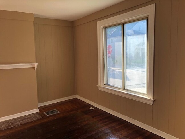 Building Photo - 3 Bedroom | 1.5 Bath Home – Covington, KY