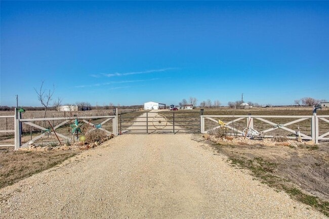 Building Photo - 3 Bed 3 Bath on 5 Acres in Pilot Point