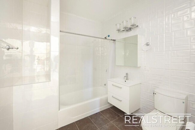 Foto del edificio - LUXURY 1 BED LOFT in Queens!