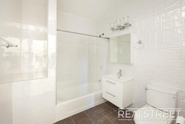 Building Photo - LUXURY 1 BED LOFT in Queens!