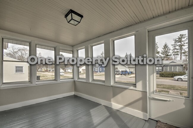 Building Photo - 810 Plain St