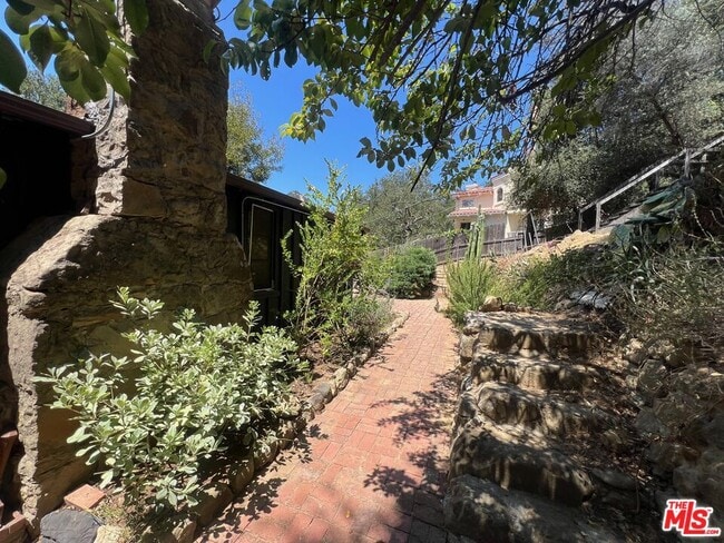 Building Photo - 764 Old Topanga Canyon Rd