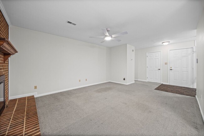 Foto del edificio - Light and bright 2-primary suite, 2-bath condo in Firethorne of Charlotte.