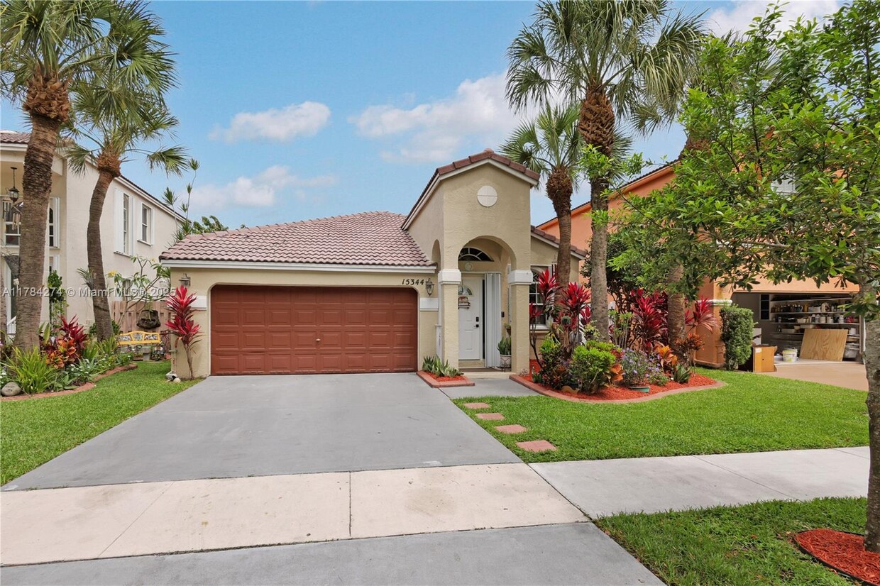 Foto principal - 15344 NW 1st St