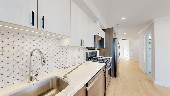 Building Photo - 10 Brenton St