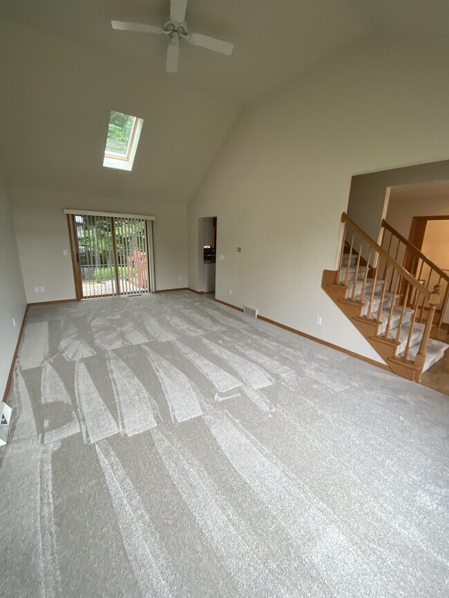 Building Photo - 636 W Briarknoll Ct