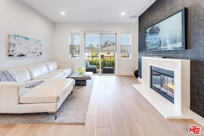 Foto del edificio - 4820 Bellflower Ave