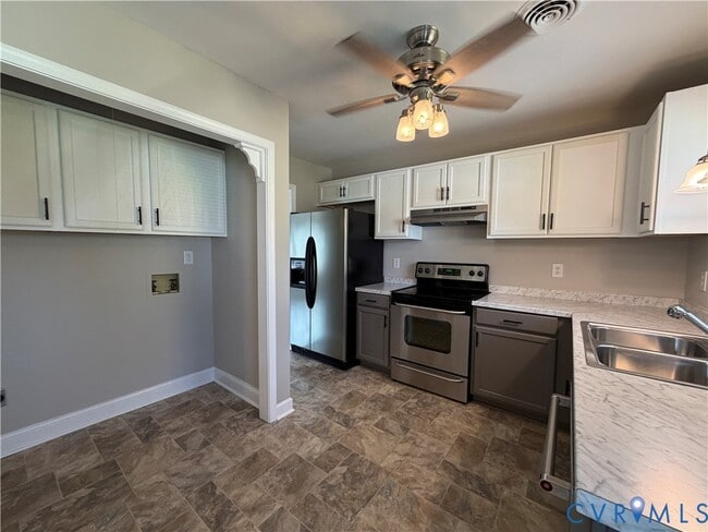 Building Photo - 526 Roslyn Ave