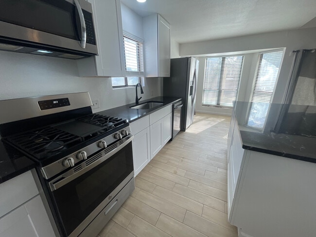 Building Photo - Room in Single Family Home on Southwest Dr