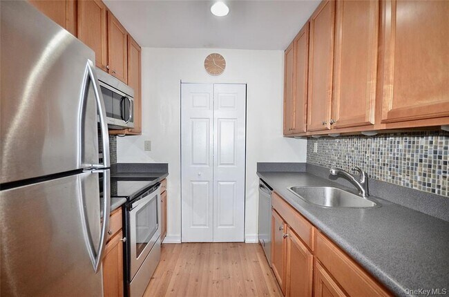 Foto del edificio - 99 Richmond Blvd