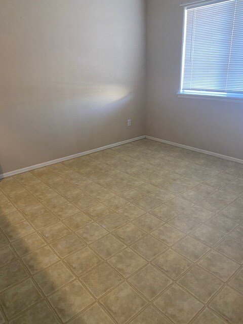 Comedor con barra de desayuno - 835 E Cedar Ct