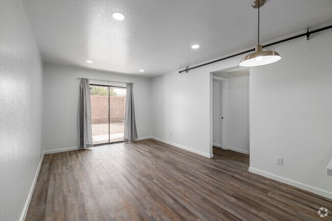 2 habitaciones, 1 baño - 775 pies cuadrados - Sala de estar - Meadow Park Apartments