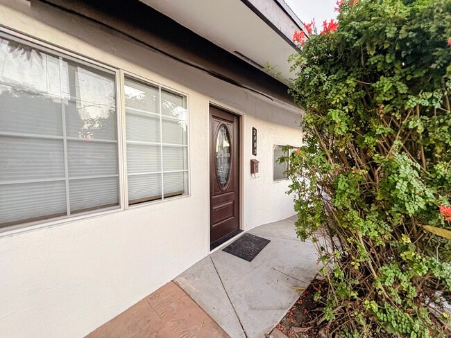 Building Photo - 2405 Skyline Dr