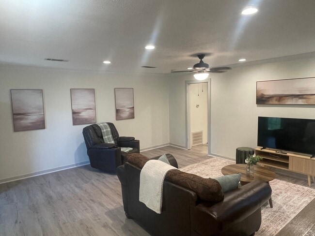 Foto del edificio - 2401 Amelia Ave