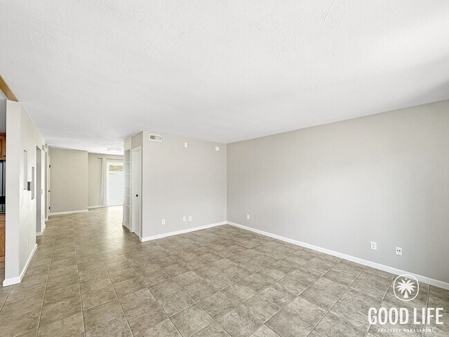 Foto del edificio - Spacious 3BD/2.5BA Two-Story Condo in Southwest Chula Vista with Kitchen Island, In-Unit Laundry ...