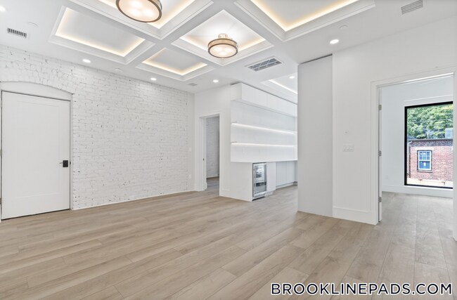 Building Photo - 1580 Beacon St