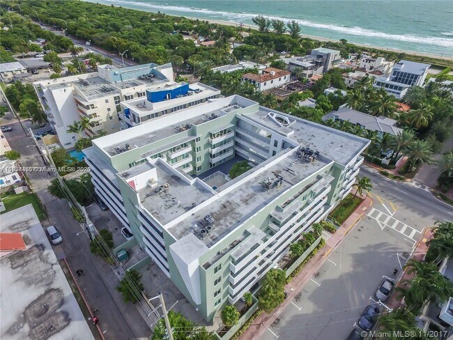 Building Photo - 7800 Collins Ave