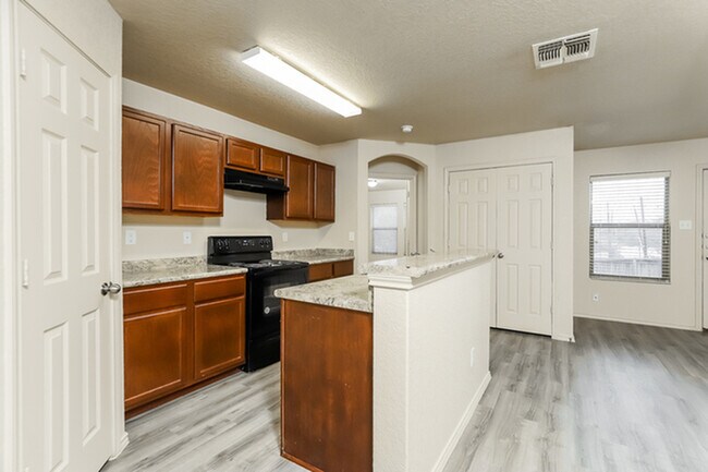 Building Photo - 2811 Majestic Dr