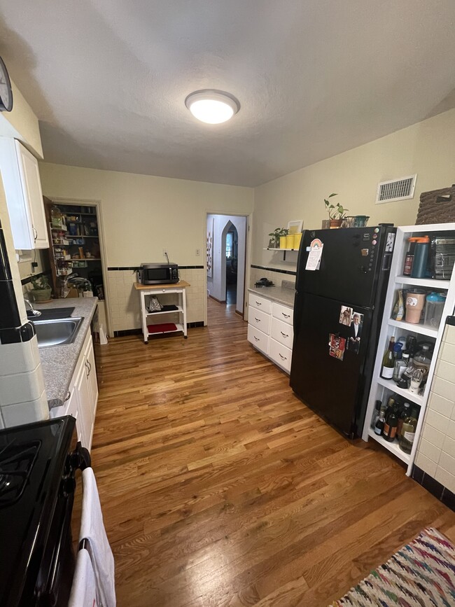 Kitchen - 5129 Eichelberger St