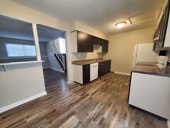 Building Photo - 3 Bedroom, 1 Bathroom split level bi-attached!