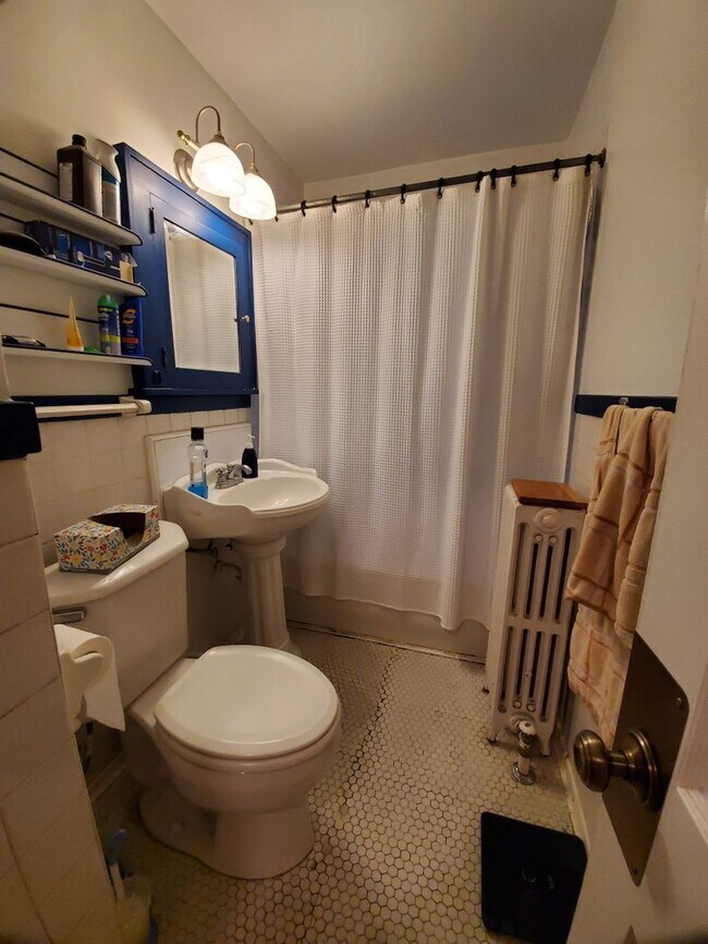 Foto del edificio - 1451 St Clair Ave Classic Up & Down Duplex...