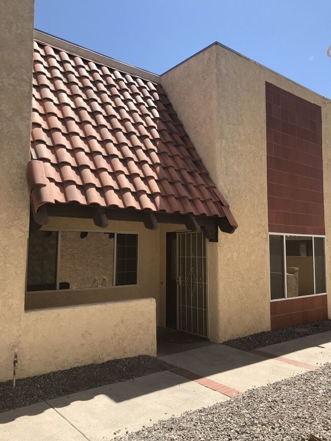 Building Photo - Spacious 3 bedroom, 3 bath, condo with a l...