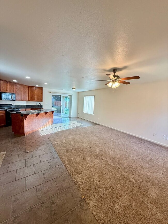 Building Photo - 3 Bedroom 2 Bath House!