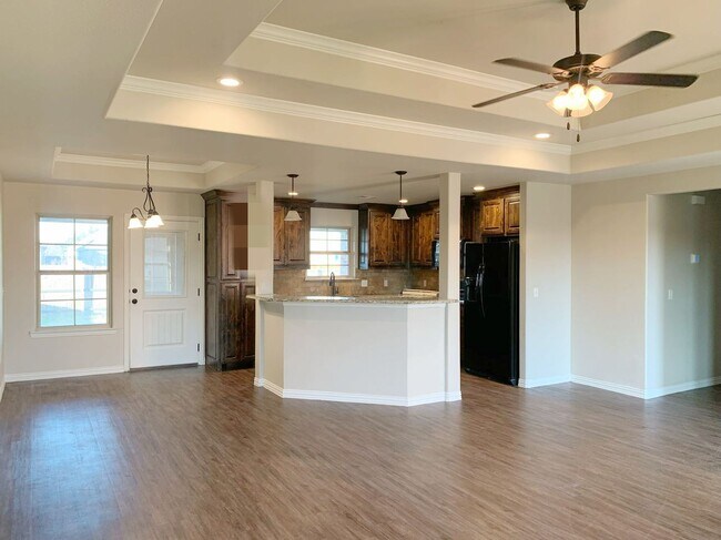 Building Photo - Spacious 3/2 Located for Convenience