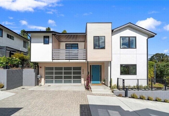 Foto del edificio - Modern 3BR Home with Mountain Views, Smart Features & Private Yard