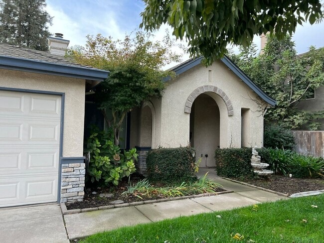 Building Photo - 4 bedrooms with 3 car garage in Rose Lane ...