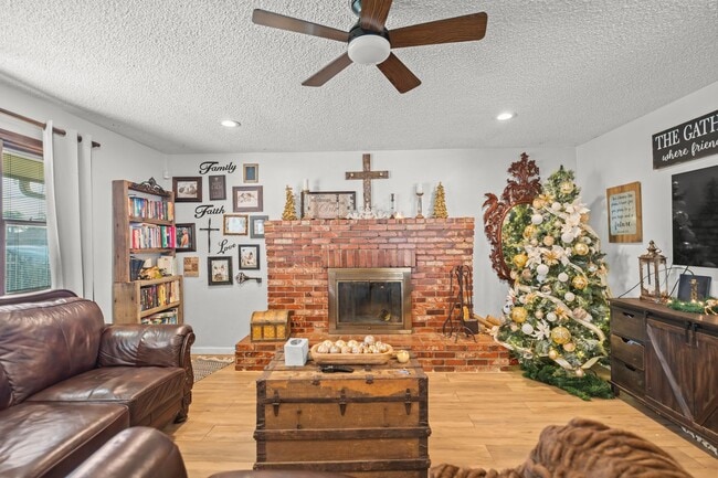 Building Photo - 3 Bd/2 Ba House in the Heart of Shafter