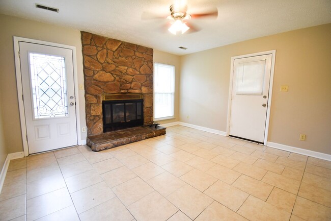 Building Photo - 3 BEDROOM 2 BATHROOM
