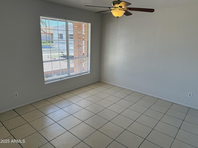 Building Photo - 420 W Sequoia Dr