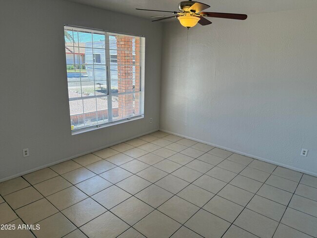 Foto del edificio - 420 W Sequoia Dr
