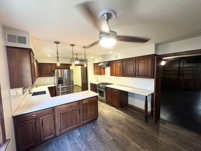 Building Photo - 5191 Heatherway Dr